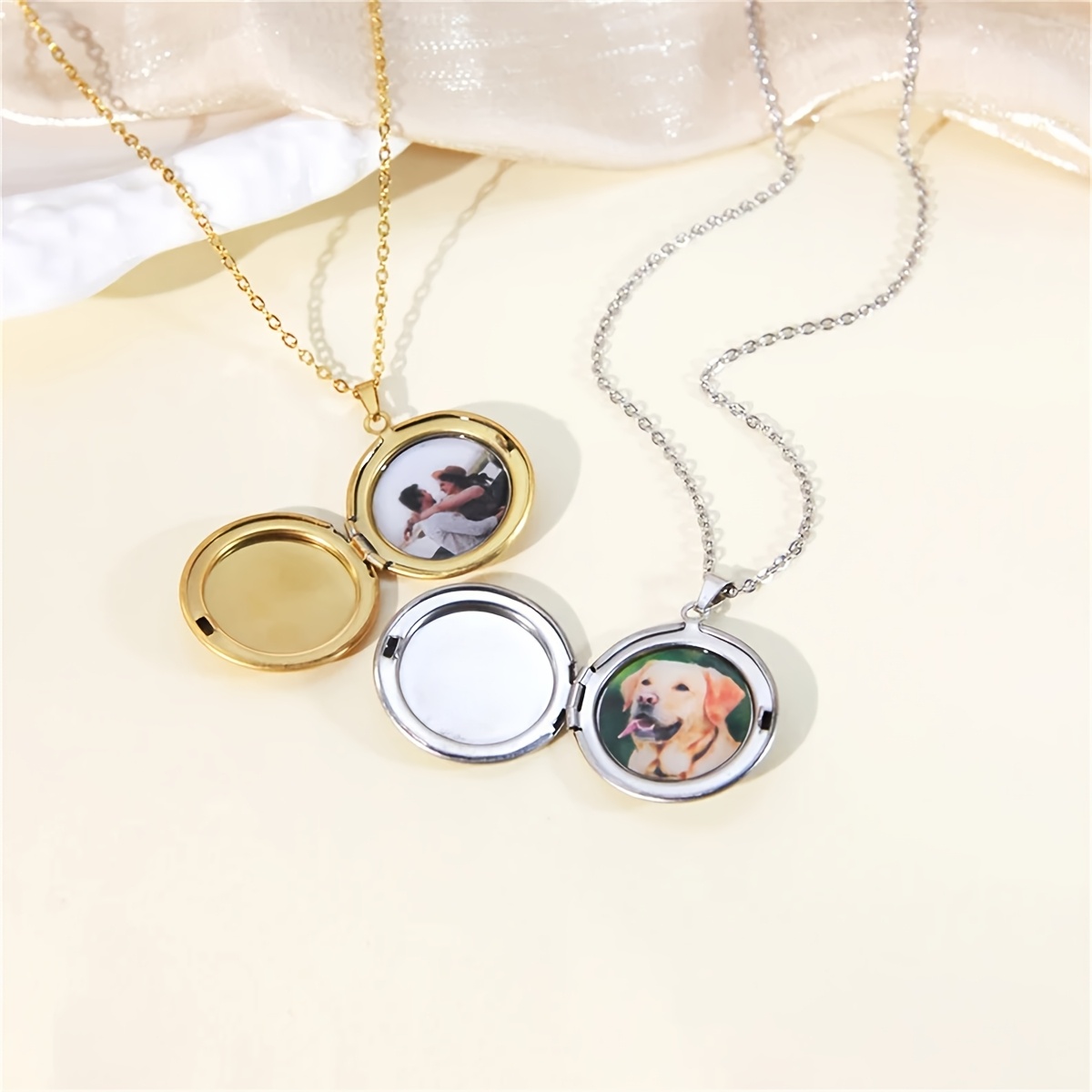 Customizable Round Locket Necklace with Picture/Text